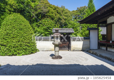 菊の御紋の枯山水、泉涌寺雲龍院の龍華殿庭園 菊の御紋の枯山水、泉涌寺雲龍院の龍華殿庭園 105625458