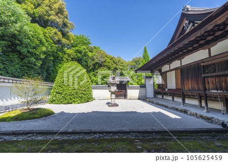 菊の御紋の枯山水、泉涌寺雲龍院の龍華殿庭園 105625459