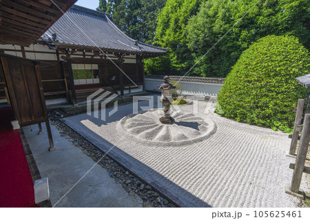菊の御紋の枯山水、泉涌寺雲龍院の龍華殿庭園 菊の御紋の枯山水、泉涌寺雲龍院の龍華殿庭園 105625461