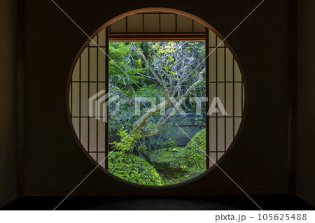 泉涌寺別院　雲龍院　悟りの窓　新緑の季節 105625488