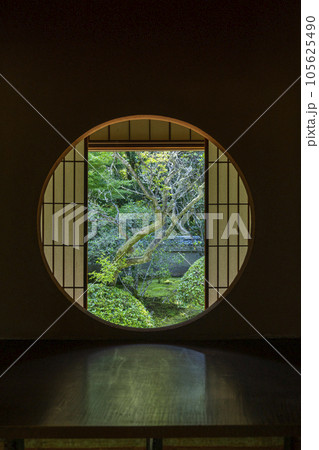 泉涌寺別院　雲龍院　悟りの窓　新緑の季節 105625490