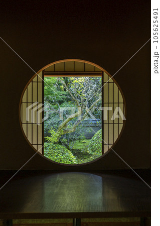 泉涌寺別院 雲龍院 悟りの窓 新緑の季節 泉涌寺別院 雲龍院 悟りの窓 新緑の季節 105625491