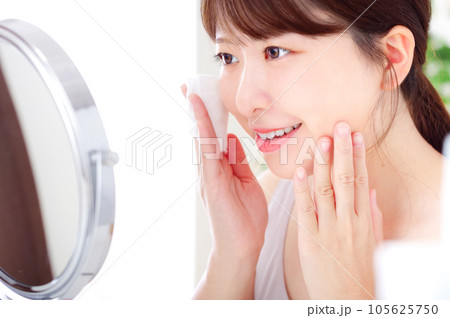 お肌のケアをする若い女性 お肌のケアをする若い女性 105625750
