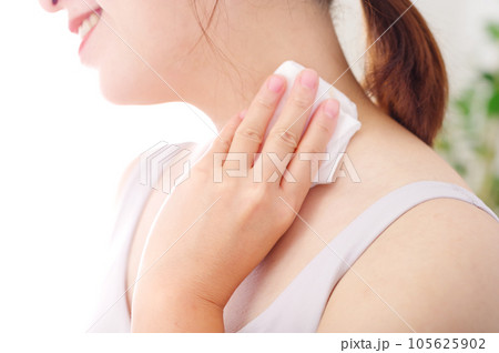 首の周りをケアする若い女性 105625902