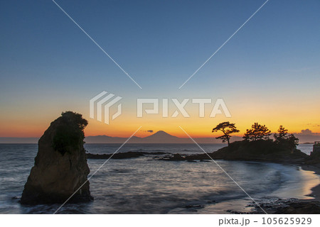 立石海岸から見る夕焼け(横) 立石海岸から見る夕焼け(横) 105625929