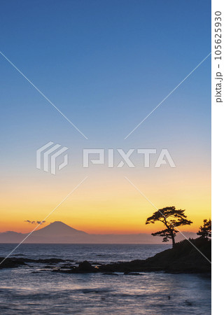 立石公園から望む夕暮れの湘南の海と立石 立石公園から望む夕暮れの湘南の海と立石 105625930