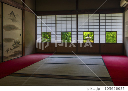 雲龍院　蓮華の間　しきしの景色　新緑の季節（京都） 105626025