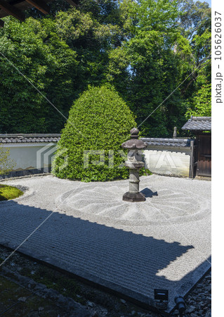 菊の御紋の枯山水、泉涌寺雲龍院の龍華殿庭園 105626037