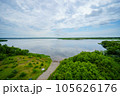 北海道の大自然の中にあるウトナイ湖 105626176