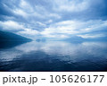 北海道の大自然の中にある支笏湖 105626177