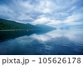 青い湖面 105626178
