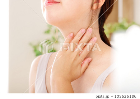 首の周りをケアする若い女性 首の周りをケアする若い女性 105626186