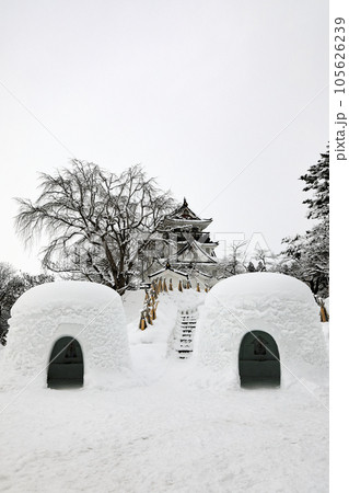 秋田県横手市のかまくら祭り　雪景色のかまくらと横手城 105626239