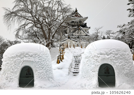 秋田県横手市のかまくら祭り　雪景色のかまくらと横手城 105626240
