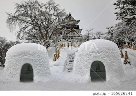 秋田県横手市のかまくら祭り　雪景色のかまくらと横手城 105626241