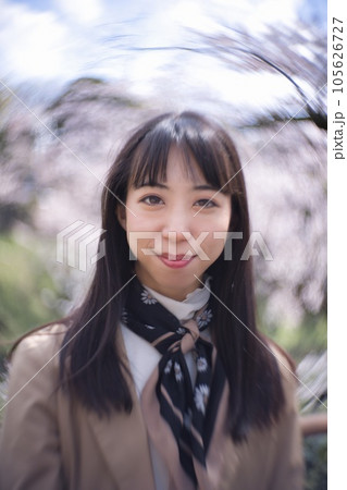 カジュアルなコートを着た若い女性 105626727