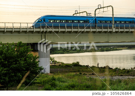 夕陽に照らされて、鉄橋を渡る小田急ロマンスカー 夕陽に照らされて、鉄橋を渡る小田急ロマンスカー 105626864