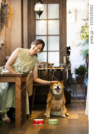 ドックカフェ 若い女性 犬 カメラ目線 ドックカフェ 若い女性 犬 カメラ目線 105626982
