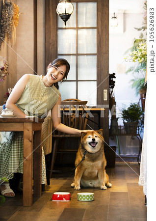 ドックカフェ 若い女性 犬 カメラ目線 ドックカフェ 若い女性 犬 カメラ目線 105626983