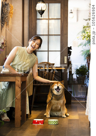ドックカフェ　若い女性　犬　カメラ目線 105626984