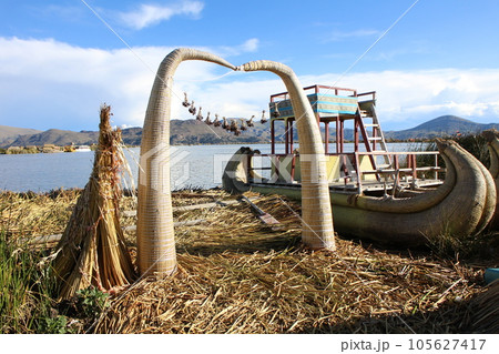 ペルー プーノ チチカカ湖のウロス島 ペルー プーノ チチカカ湖のウロス島 105627417