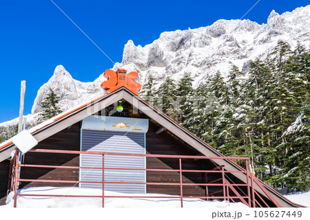 長野県の八ヶ岳雪山登山 行者小屋から見る大同心 長野県の八ヶ岳雪山登山 行者小屋から見る大同心 105627449