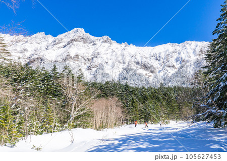 長野県の八ヶ岳雪山登山 行者小屋付近の登山道から見る横岳 長野県の八ヶ岳雪山登山 行者小屋付近の登山道から見る横岳 105627453