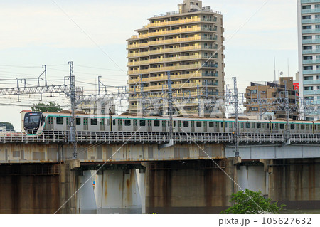 二子玉川駅付近の荒川の鉄橋を渡る東急線の電車 二子玉川駅付近の荒川の鉄橋を渡る東急線の電車 105627632