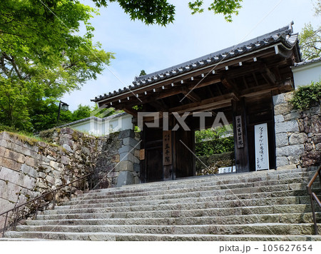 新緑の京都大原三千院御殿門 新緑の京都大原三千院御殿門 105627654