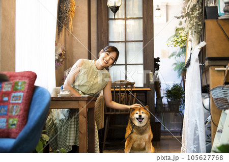 ドックカフェ　若い女性　犬　カメラ目線 105627768