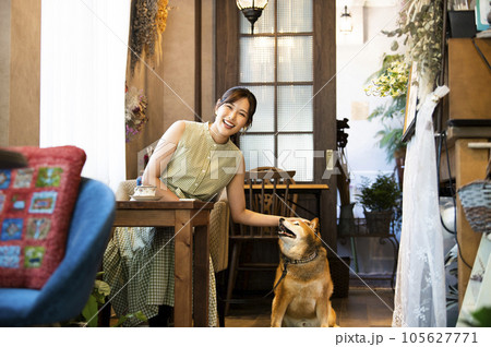 ドックカフェ　若い女性　犬　カメラ目線 105627771