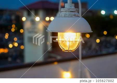 夜のランプ明かり 105627802