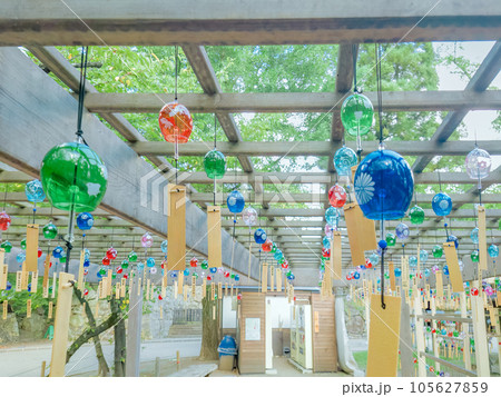 風に揺れるカラフルな風鈴 105627859