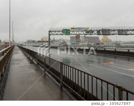 大雨の大和川に架かる橋の風景 105627897