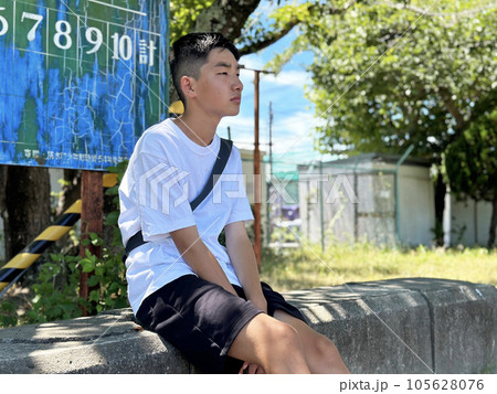 木陰で休憩する少年 105628076