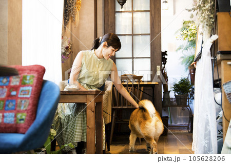 ドックカフェ 若い女性 犬 イメージ ドックカフェ 若い女性 犬 イメージ 105628206