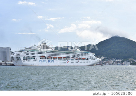 夏の北海道函館市函館港に寄港するクルーズ船パシフィックワールド号の風景を撮影 105628300