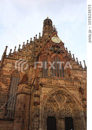 ドイツ　ニュルンベルク　夕暮れのフラウエン教会 105628655