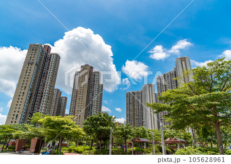 香港のマンション群 105628961