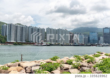 香港のマンション群 105628962