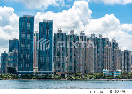 香港のマンション群 105628965