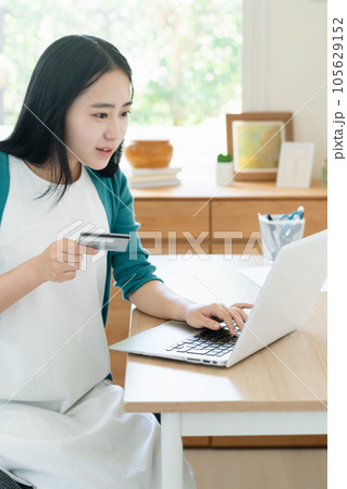 ネットショッピングをする若い女性 105629152