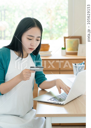 ネットショッピングをする若い女性 ネットショッピングをする若い女性 105629153
