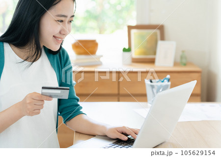 ネットショッピングをする若い女性 ネットショッピングをする若い女性 105629154