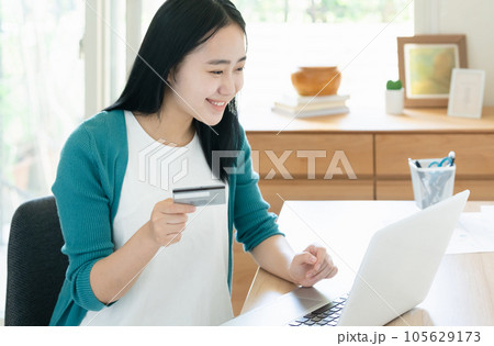 ネットショッピングをする若い女性 105629173