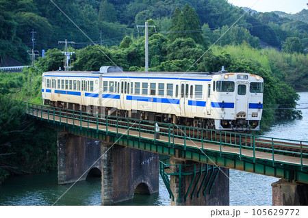 鉄橋を渡るキハ47形気動車（JR九州） 105629772