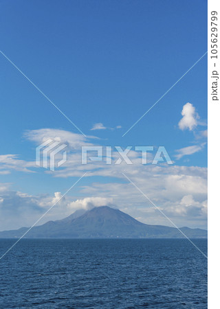 桜島と海面からの気嵐　写真　額付き 海から見た夏の桜島（縦）の写真素材 [105629799] - PIXTA