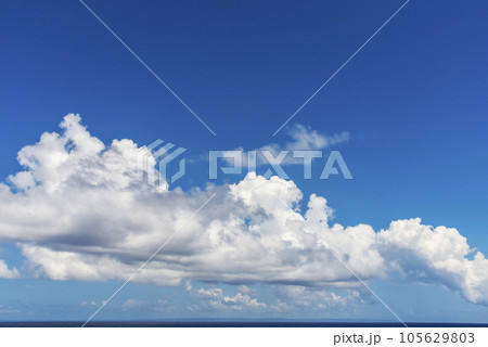 真夏の青い海と雲 真夏の青い海と雲 105629803