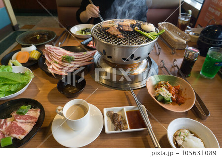 焼肉 網焼き 焼肉 網焼き 105631089