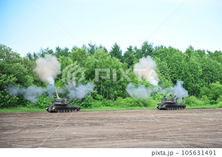 空砲の訓練射撃中の99式自走155mmりゅう弾砲 空砲の訓練射撃中の99式自走155mmりゅう弾砲 105631491